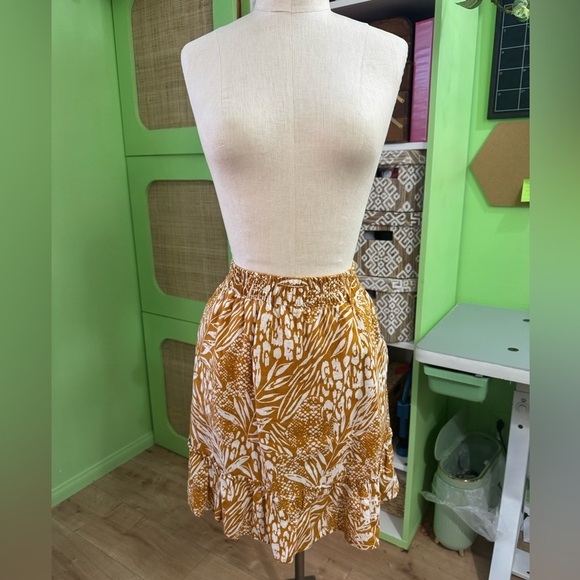 Christian Siriano Mustard and White Leaf Print Two Piece Seperates - Picture 6 of 6